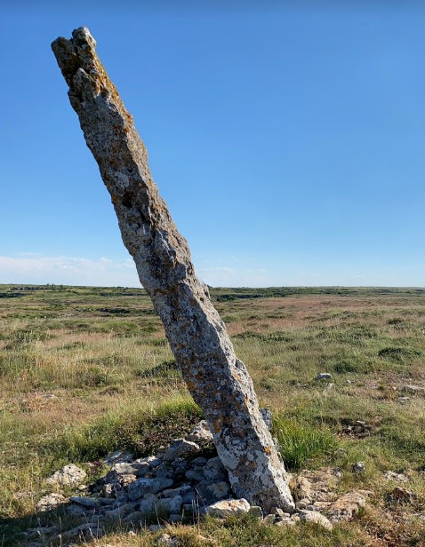 Menhir del Canto Hito en Las Loras Palentinas eL Menhir del Canto Hito (Pomar de Valdivia) está situado en Las Loras palentinas, a pocos kilómetros del núcleo dolménico más importante de la Meseta Norte, yacimientos reconicidos por La UNESCO. Su configuración de estaca, que no es tan estable como un monolito tradicional, es también común en los Montes Vascos y Navarros.