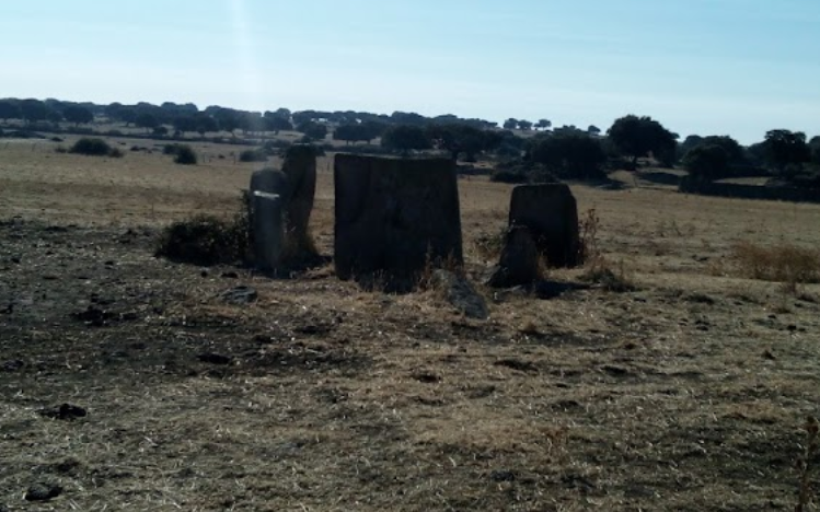 El Dolmen de Zafrón El Dolmen de Zafrón está entre Villarmayor y Vitigudino, al lado d ela parroquia de San Juan Baustista. Conserva restos de la cámara, cosa normal en un lugar tan poblado.