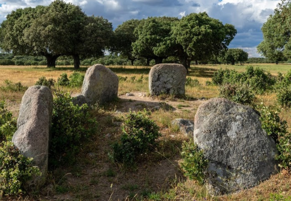 El Dolmen del Mesón en La Mata de Ledesma El Dolmen del Mesón está en la ruta del Campo Charro en Porquerizos, al sur de la Mata de Ledesma. Son unos restos muy limitados, pero marcan la existencia de una cámara.