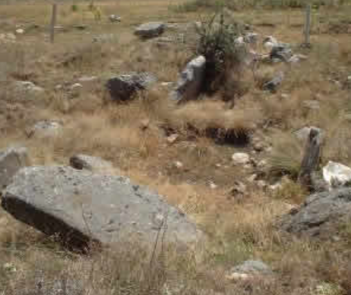 Dolmen del El Torrejón en Villarmayor En la ruta hacia el oeste, en la carretera de Vitigudino, se encuentra Villarmayor. A la salida de la localidad por el oeste, a 200 metros a la izquierda nos encontramos ungran túmulo que guarda los restos de este megalito, El Dolmen del El Torrejón en Villarmayor.