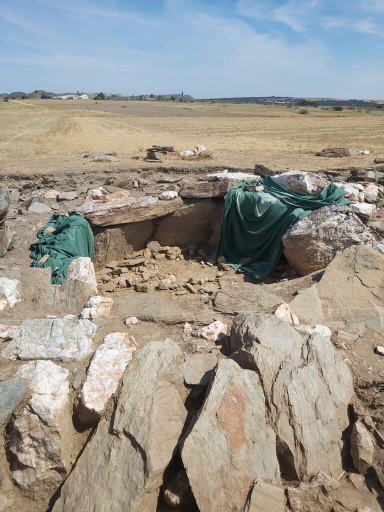 Dolmen de Santa Inés de Bernardos El Dolmen de Santa Inés en la localidad segoviana de Bernardos es el último gran hallazgo en la Meseta Norte. Sus actuales descubrimientos no ocultan la posibilidad de encontrar nuevos yacimientos en la comarca. Cabe destacar la utilización en Santa Inés de pizarra y cuarcita en galería, corredor y túmulo. No ayuda mucho que se esté haciendo un monumento muy mediático que no posee medidas de protección.