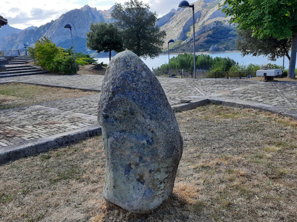 Menhir de Riaño. El menhir de Riaño es un menhir traído de las montañas de alrededor.