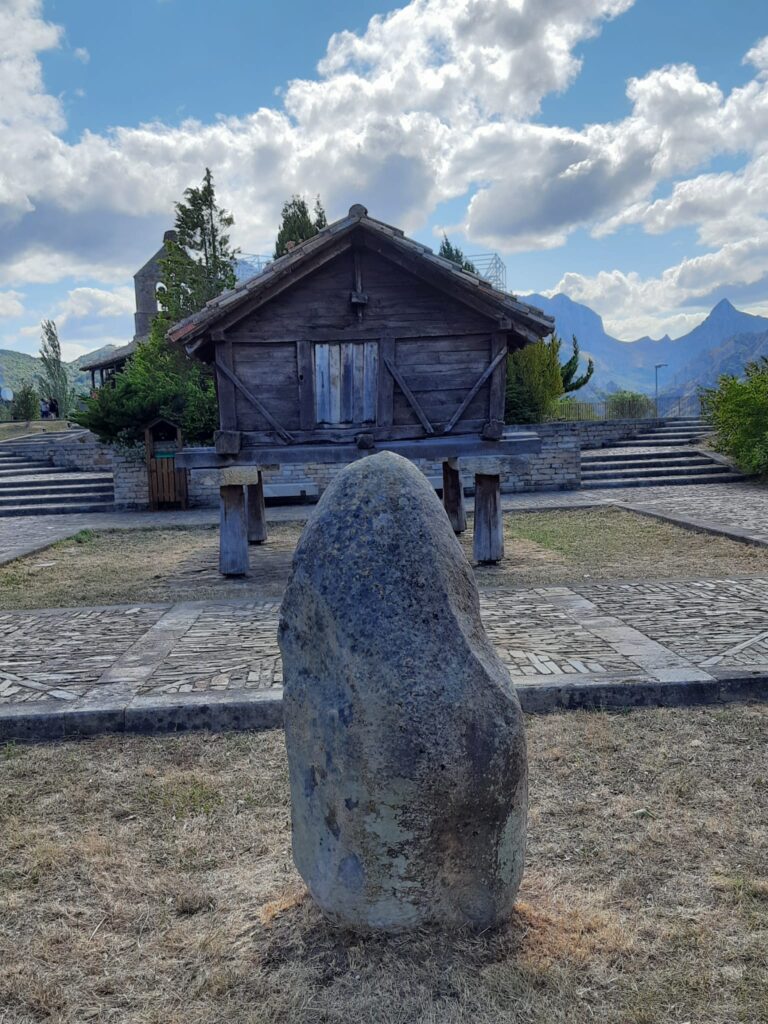 Menhir de Riaño Menhir de Riaño es una escultura urbana próximo a todo este monumento que se llama El Nuevo Riaño. Su proximidad al Monumento del Silencio de Las Campanas ha hecho que se denomine también al megalito con este título.