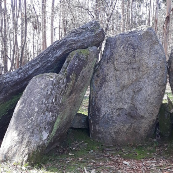Dolmen de Candeán, el megalito celeste. El Dolmen de Candeán está en A Madroa, lugar mágico para el celtismo. El Celta de Vigo es un club de fútbol que lleva el nombre de la ciudad, y de su ciudad deportiva (A Madroa) por todo el mundo. Y hemos llegado a un acuerdo: El Dolmen de Candeán cuida al Celta y los seguidores del Celta cuidamos el Dolmen de Candeán.