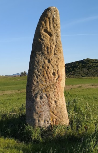 Menhir del Rábano en Valencia del Ventoso El Menhir del Rábano se enc uentra en una hondonada entre Valencia del Ventoso y Fuente de Cantos. Destacan sus cazoletas y grabados alredodeor estilo bretón y Newgrange.