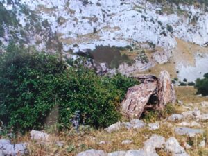 Dolmen de Lizara, cerca del Refugio de Lizara, centro de esquí de fondo.