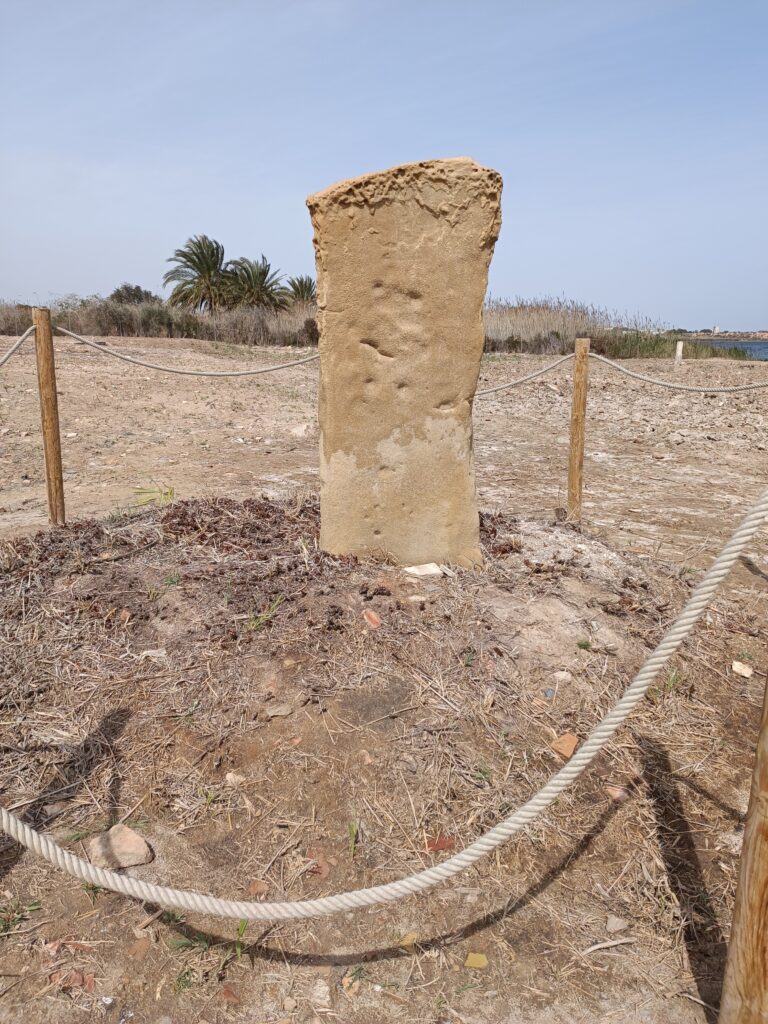 Menhir de Serrata. Menhir de Rame o de la Rambla de Aljubón. Los Alcázares. Región de Murcia.
