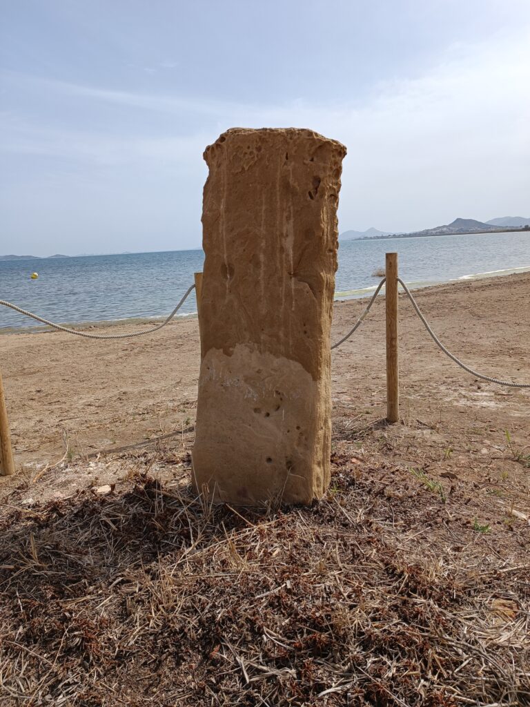 El menhir playero: Menhir de Rame o de la Rambla de Aljubón. Los Alcázares. Murcia.