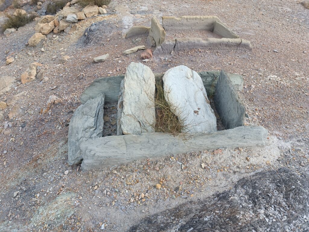 Cistas argáricas de la parte superior del Poblado de Fuente Álamo