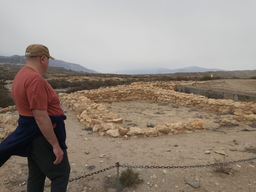 Poblado de Los Millares. Restos de murallas, silos, metalurgias, casas y edificios.