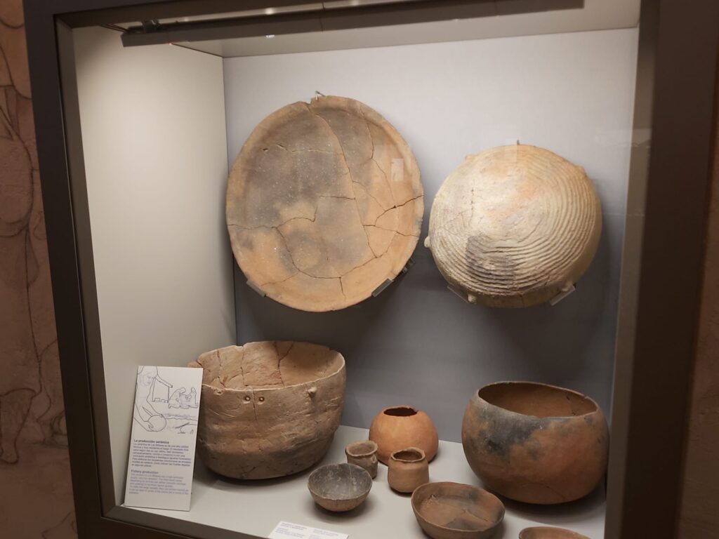 Cerámicas y utensilios descubiertos en Los Millares. Museo de Almería.