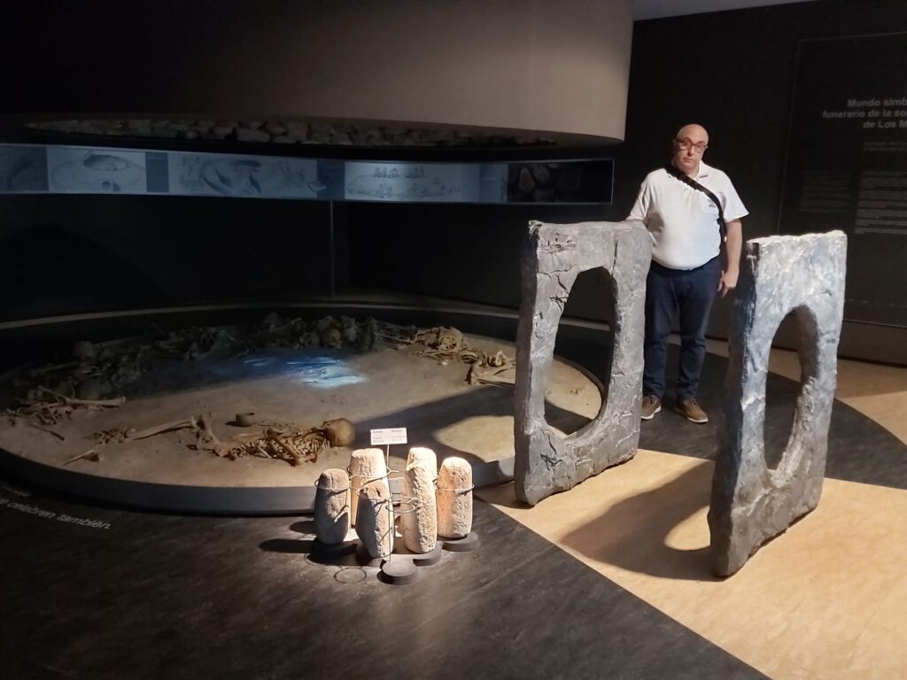 Museo de Almería. Reproducción simbólica del espacio funerario del tholos de Los Millares.