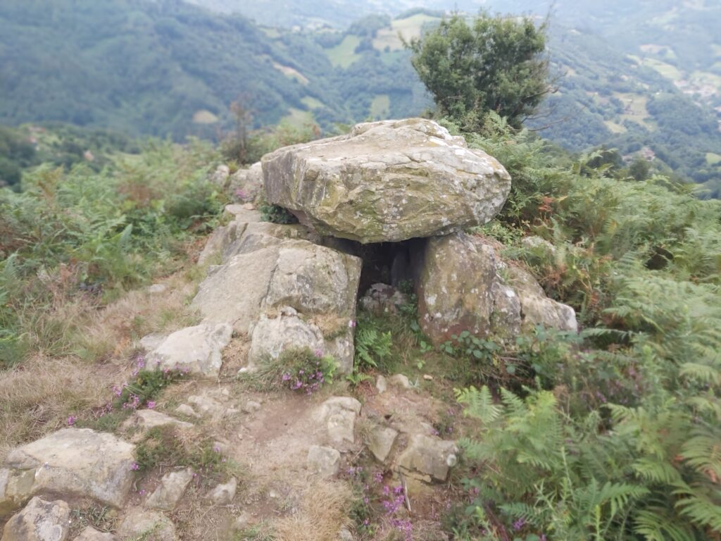 Dolmen del Españal. San Martin del Rey Aurelio. Langreo. Asturias.