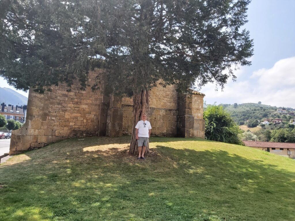 Dolmen de la Capilla de la Santa Cruz en Cangas de Onís Asturias capilla y túmulo
