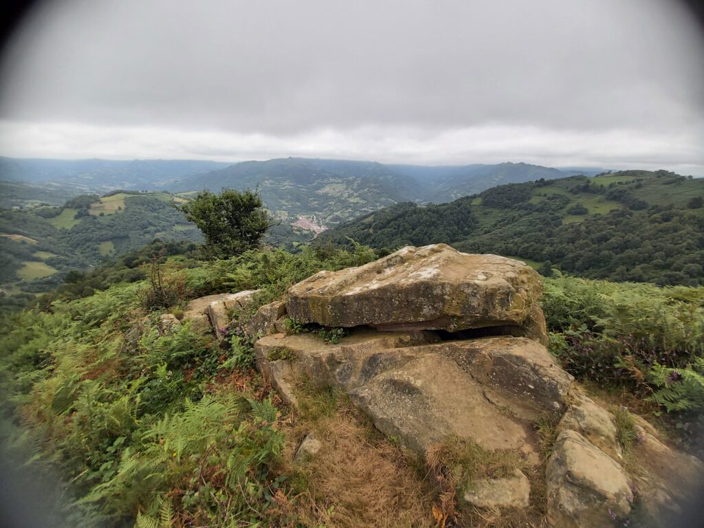 Dolmen del Españal. San Martin del Rey Aurelio. Langreo. Asturias.