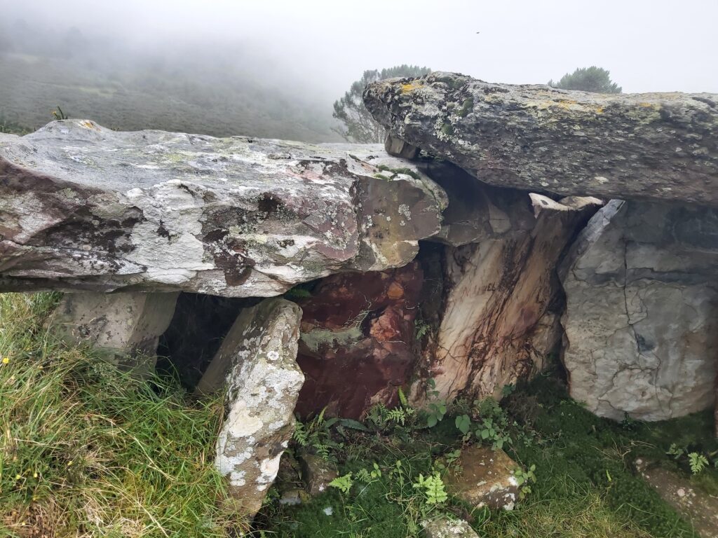 Dolmen de Entrerríos o Llastra de la Filadoira