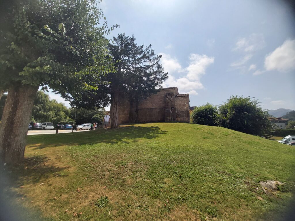 Dolmen de la Capilla de la Santa Cruz en Cangas de Onís Asturias capilla y túmulo