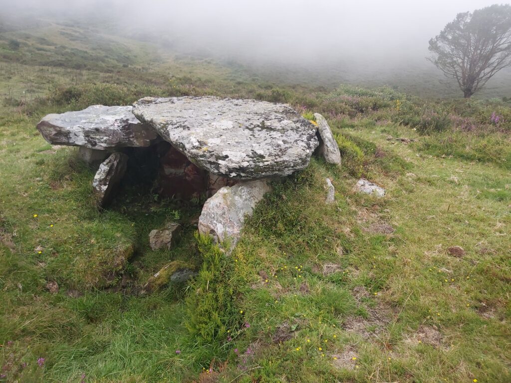 Dolmen de Entrerríos o Llastra de la Filadoira en Illano Asturias