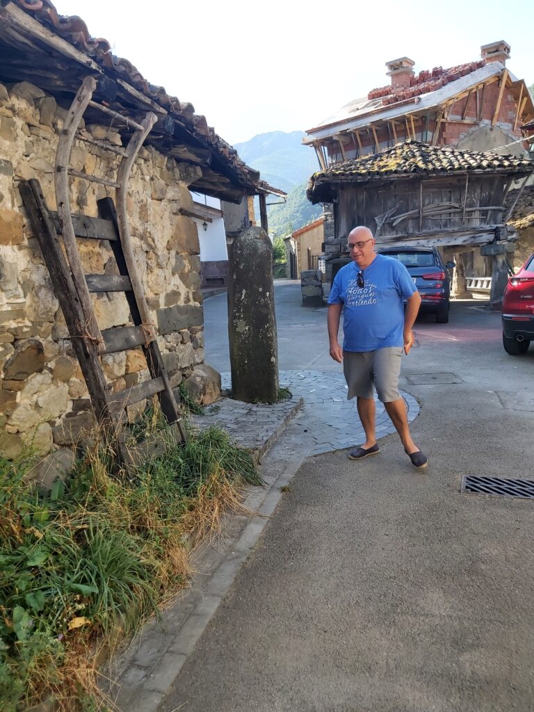 Menhir Moyón de la Corralá, Pola de Pino, Aller, Asturias