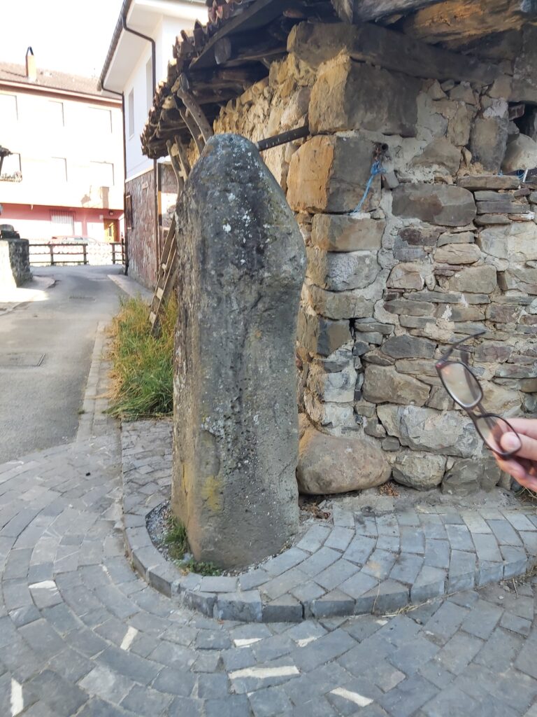 Menhir de Ovienes. Menhir Moyón de la Corralá, Pola de Pino, Aller, Asturias
