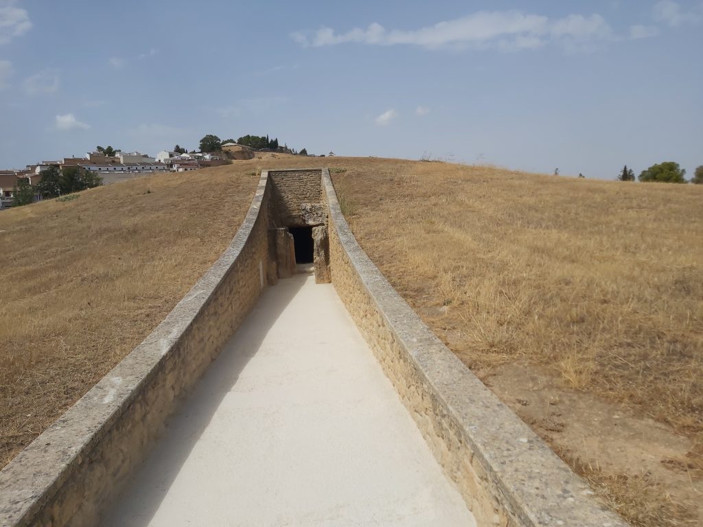 Roca de los Enamorados. Dolmen de Viera