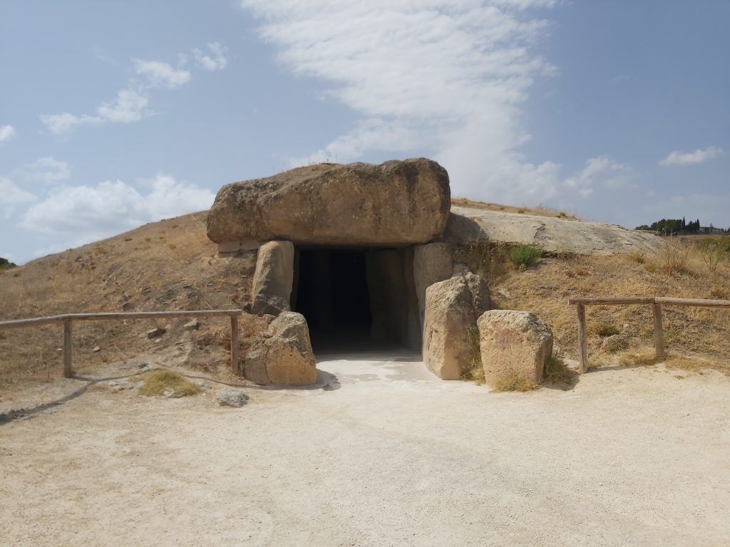 Vista frontal de la Cueva de Menga