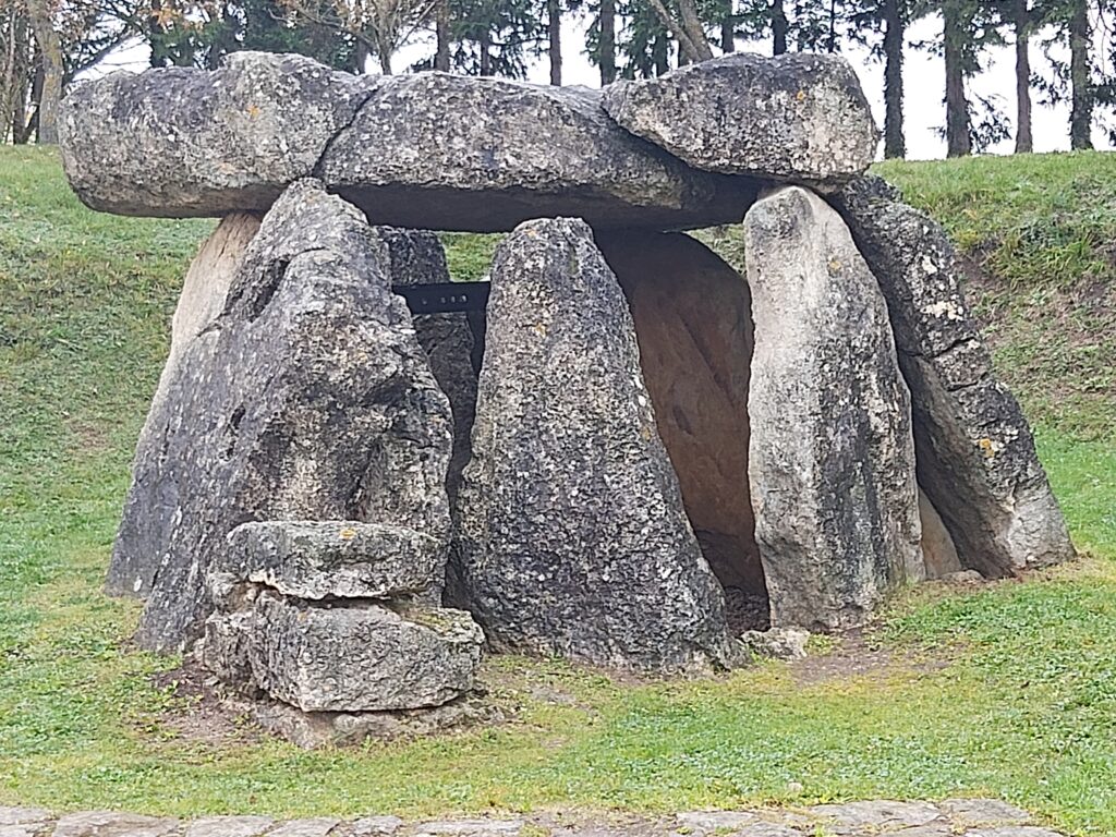 El dolmen de Aitzkomendi, Eguilaz, Álava.