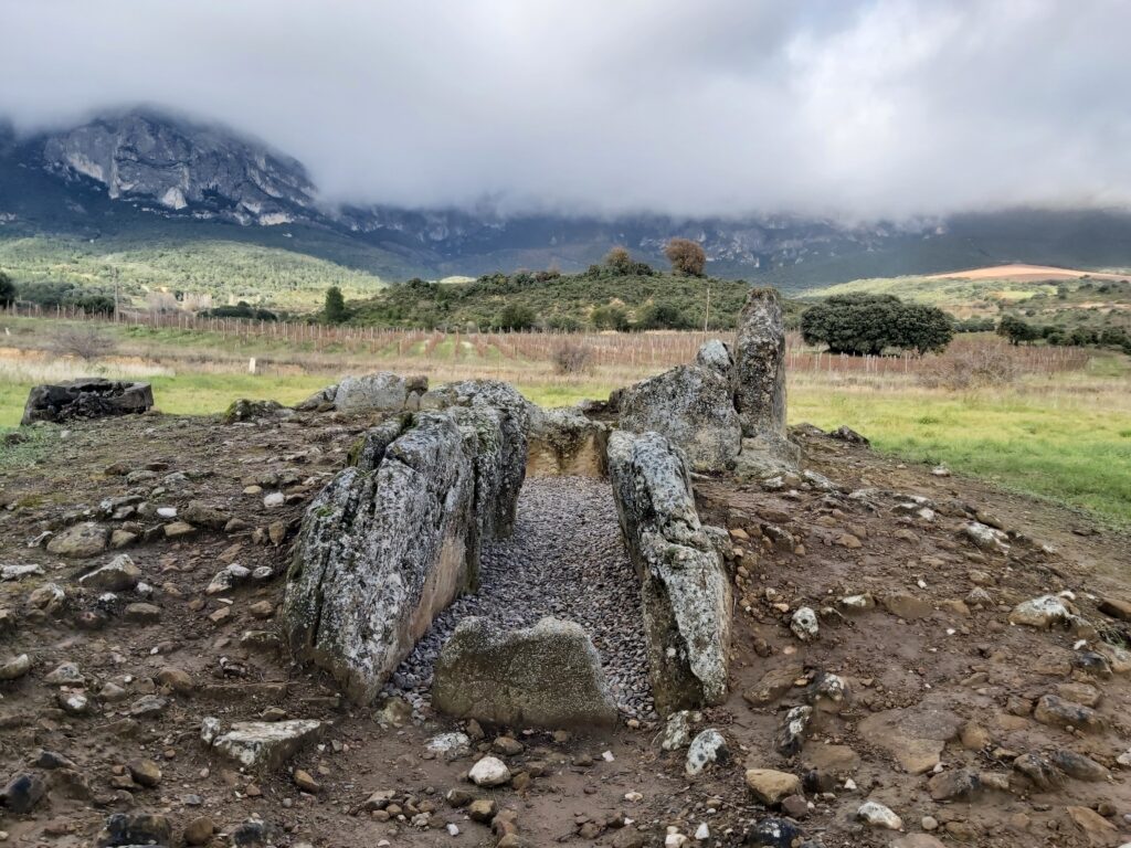 Dolmen de El Sotillo Dolmen del Sotillo, Leza, Rioja Alavesa.