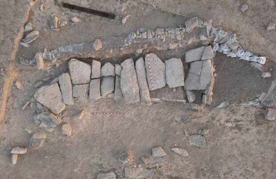 Vista cenital del dolmen 1 de La Lentejuela en Teba Málaga con cubierta colocada