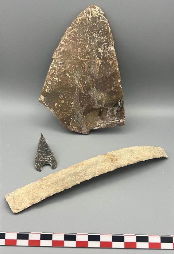 Vista cenital del túmulo y ajuar dolmen de La Lentejuela