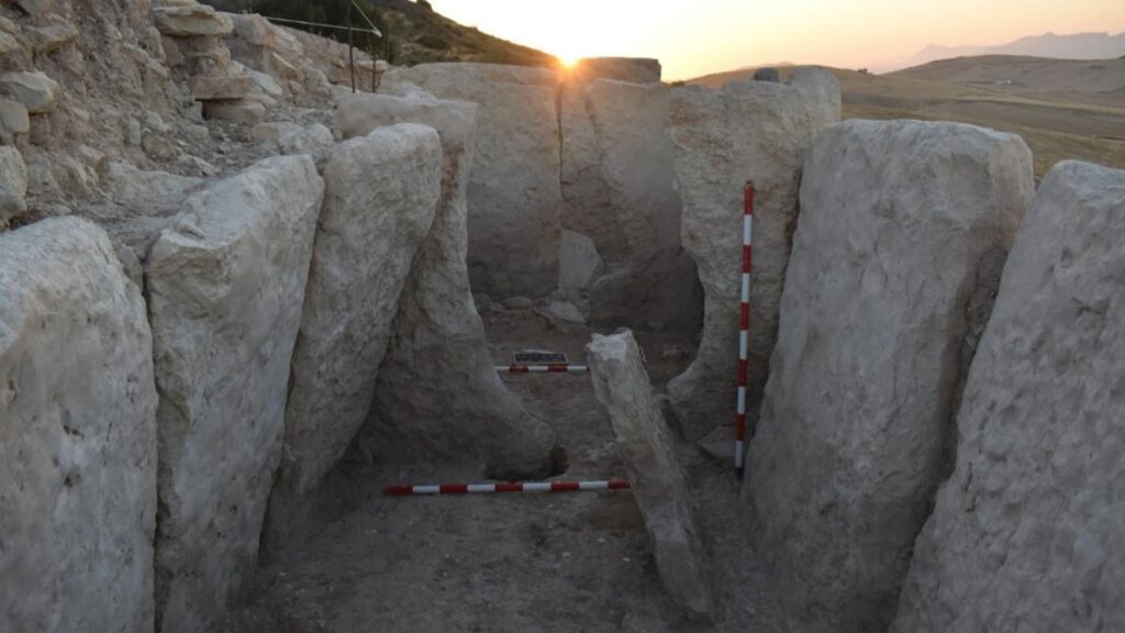 Dolmen 1 de La Lentejuela en Teba Málaga con losa horadada