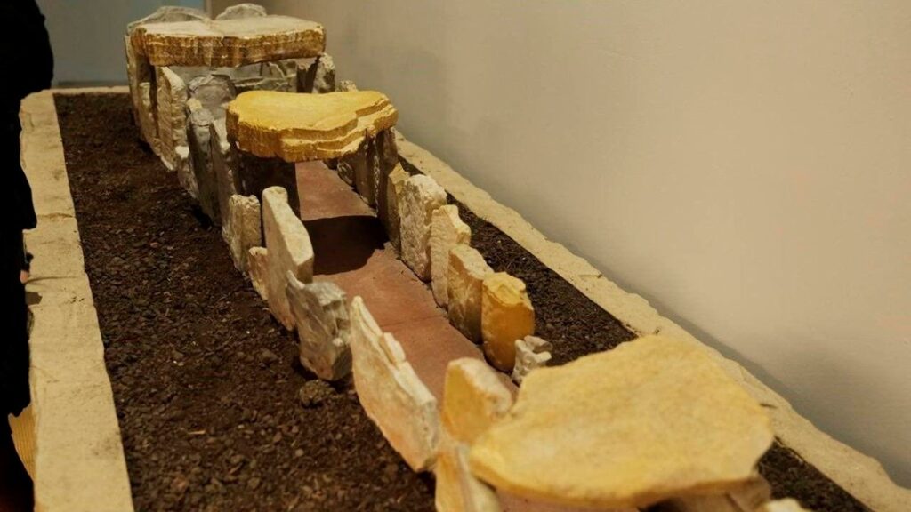 Maqueta del dolmen de Alberite sito en Villamartín (Cádiz)
